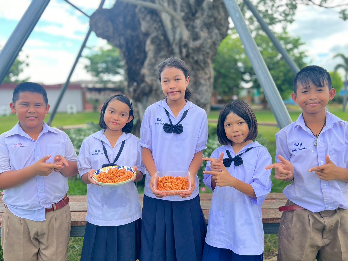 คณะครู โรงเรียนบ้านใหม่กิโล 8