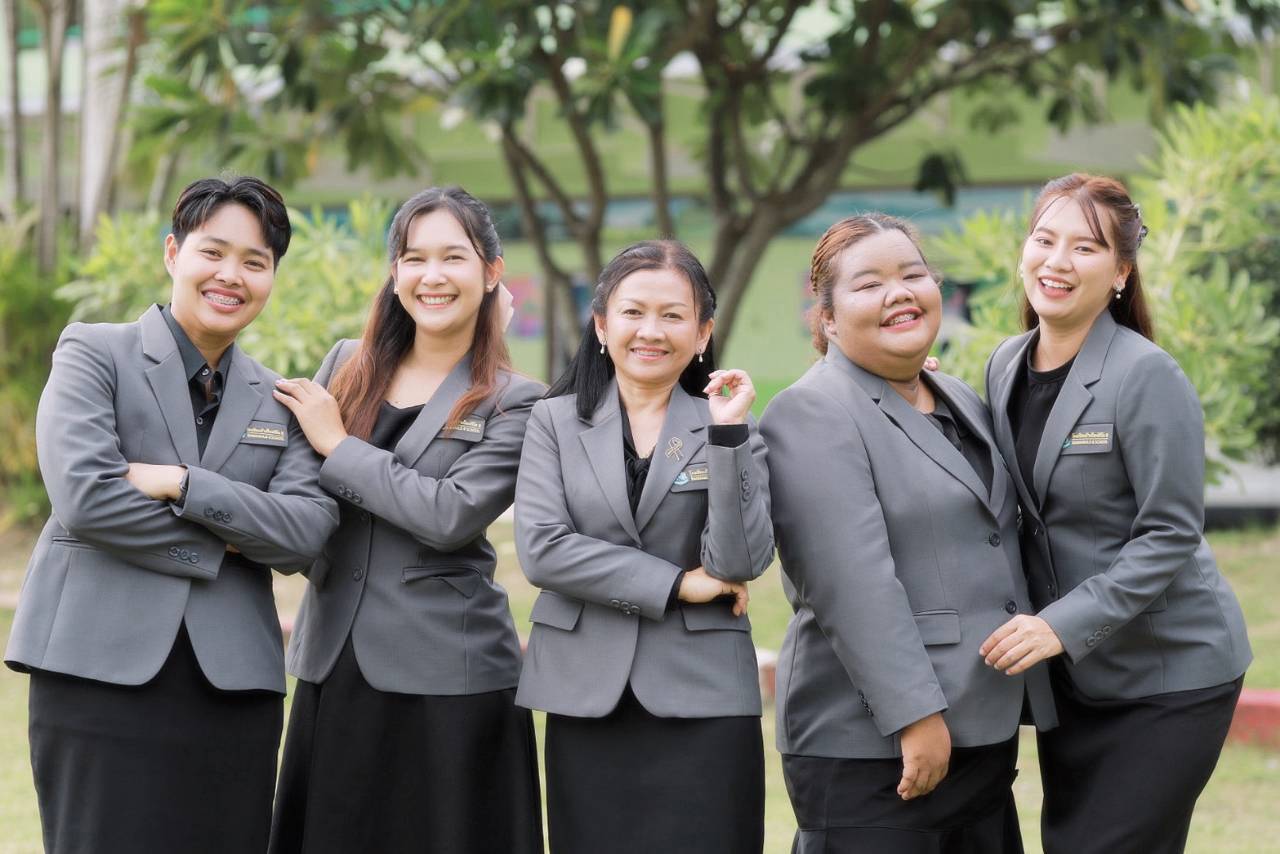 คณะครู โรงเรียนบ้านใหม่กิโล 8